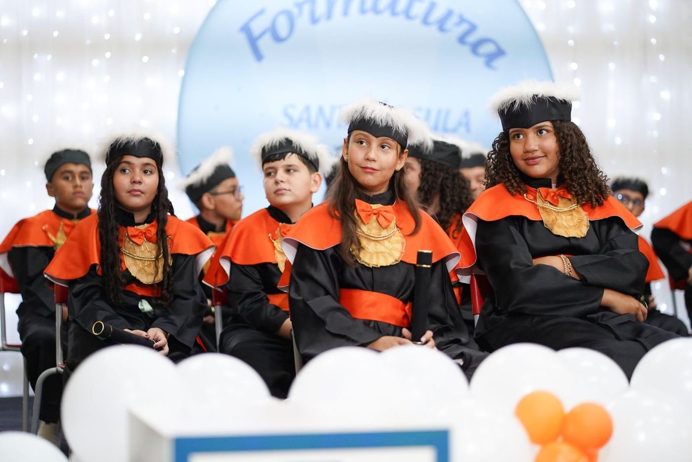 Turma sentada durante a formatura