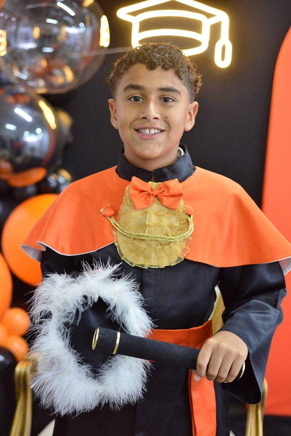 Formando sorrindo no cenário da formatura
